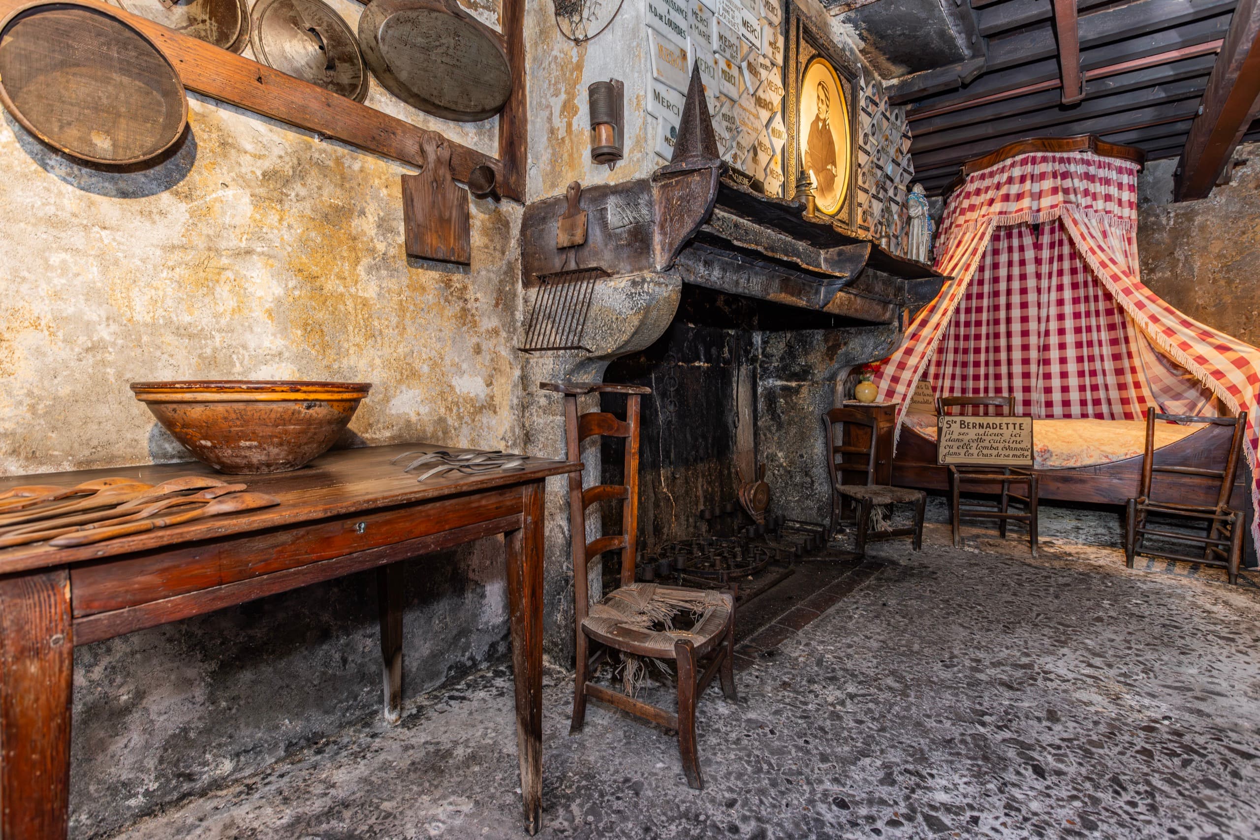 La cuisine de la Maison Paternelle de Sainte Bernadette, avec la cheminée et le lit de Louise