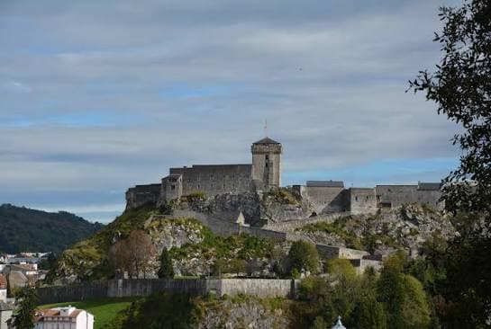 Le château fort de Lourdes au-dessus de la ville