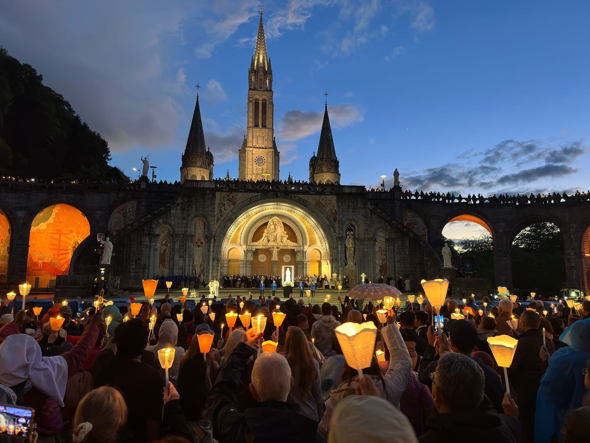 La procession aux flambeaux du soir aux Sanctuaires de Lourdes