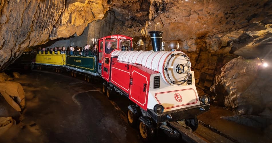 Le petit train rouge des Grottes de Bétharram, sous terre