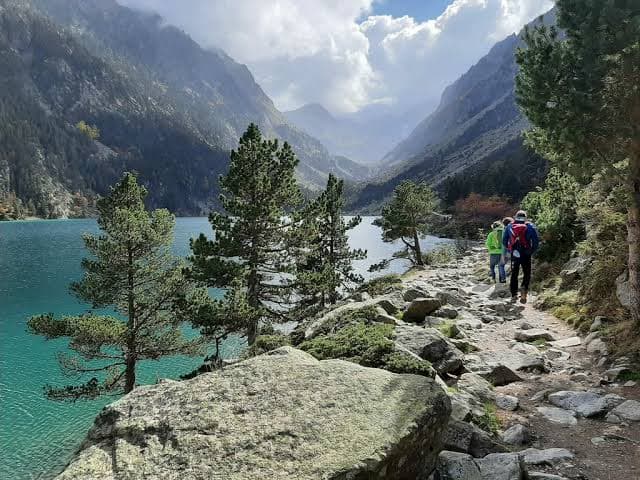 Le Lac de Gaube et ses eaux turquoise, au-dessus de Cauterets