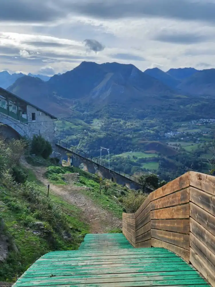Le haut du funiculaire du Pic du Jer et le panorama sur les vallées de Lourdes