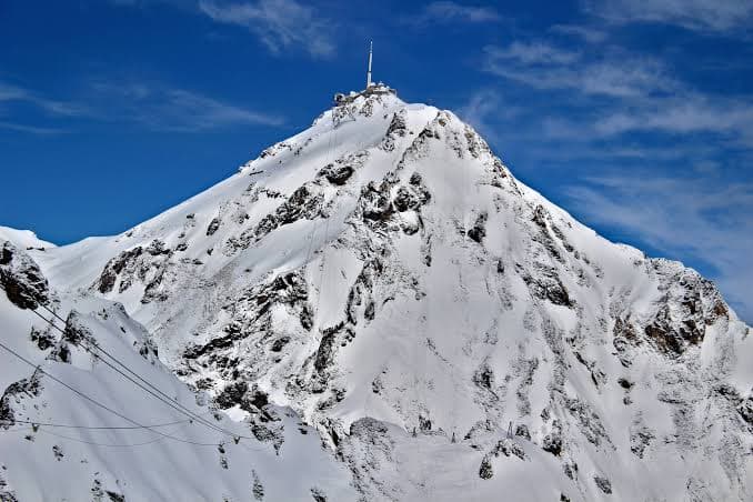 Le Pic du Midi de Bigorre enneigé et son observatoire