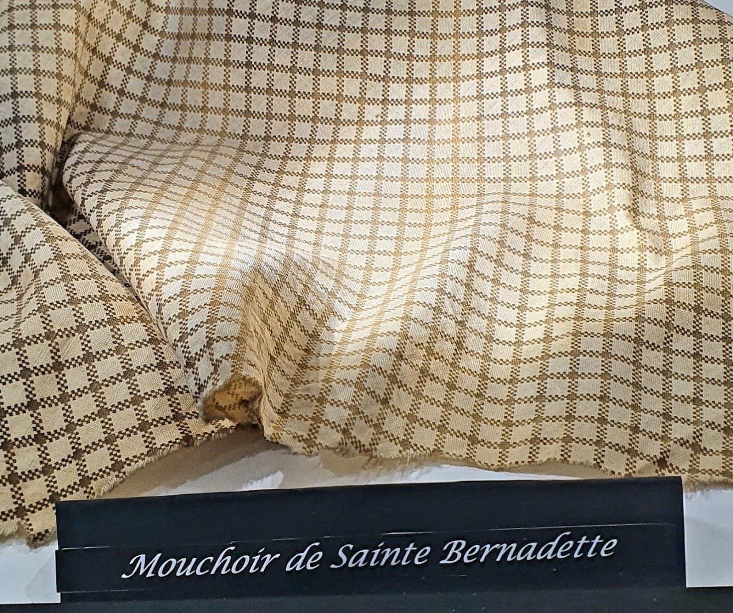 Le petit mouchoir à carreaux de Bernadette, exposé à la Maison Paternelle