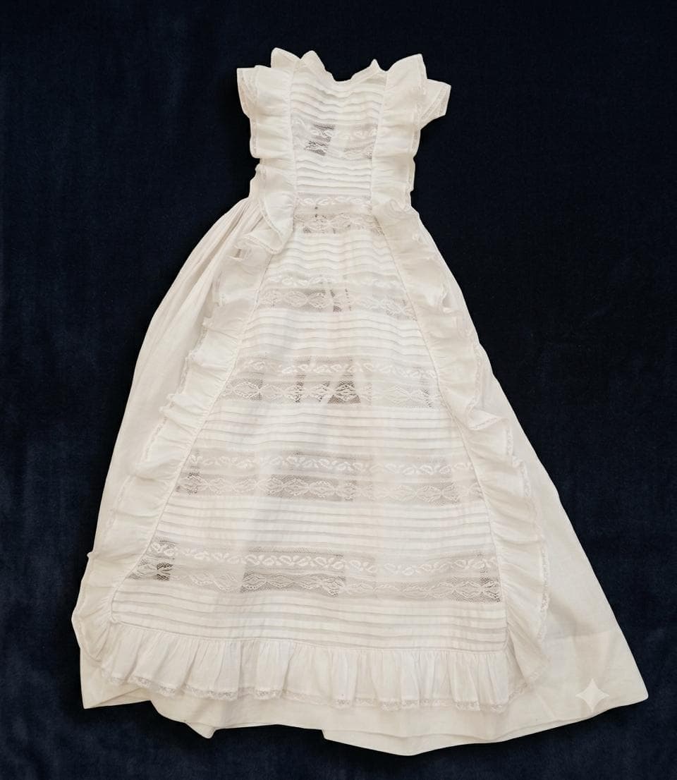 La robe de baptême brodée par Bernadette depuis Nevers pour son filleul Pierre